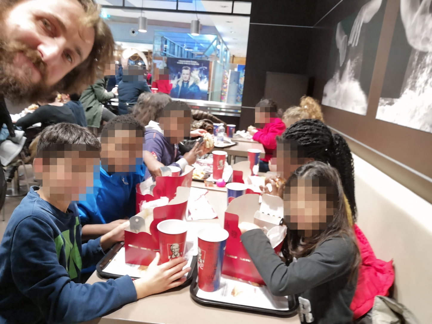 Un momento conviviale dell’associazione, con i volti dei minori oscurati