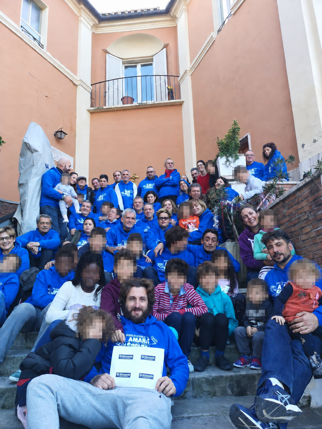 Il gruppo dell’associazione, con i volti dei minori oscurati