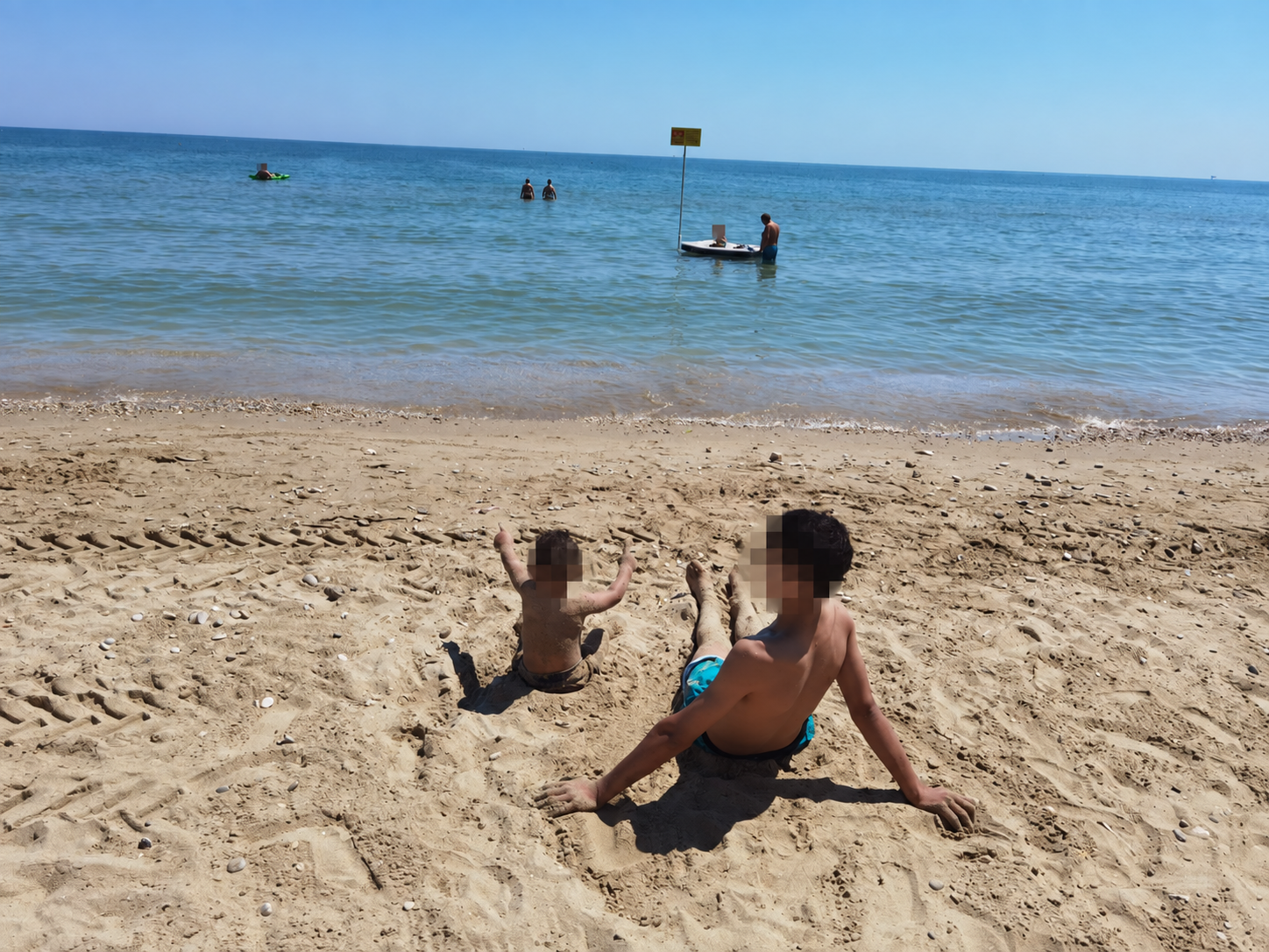 Un momento di Tutti al mare, con i volti dei minori oscurati